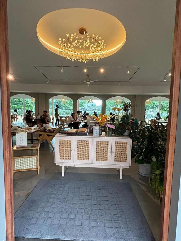 【桃園龍潭景觀咖啡廳推薦】The畔cafe&#038;dining 一百坪的空間裡，以歐式風格的設計為主軸，白色的牆壁及裝潢配上原木色調的桌椅，漂亮的植物、花草穿插其中&#8230;美極了！ @貝大小姐的多元心宇宙