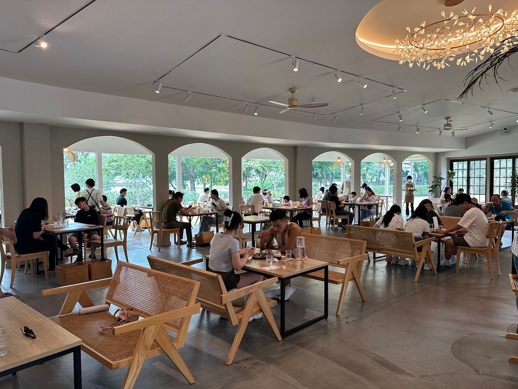 【桃園龍潭景觀咖啡廳推薦】The畔cafe&#038;dining 一百坪的空間裡，以歐式風格的設計為主軸，白色的牆壁及裝潢配上原木色調的桌椅，漂亮的植物、花草穿插其中&#8230;美極了！ @貝大小姐的多元心宇宙