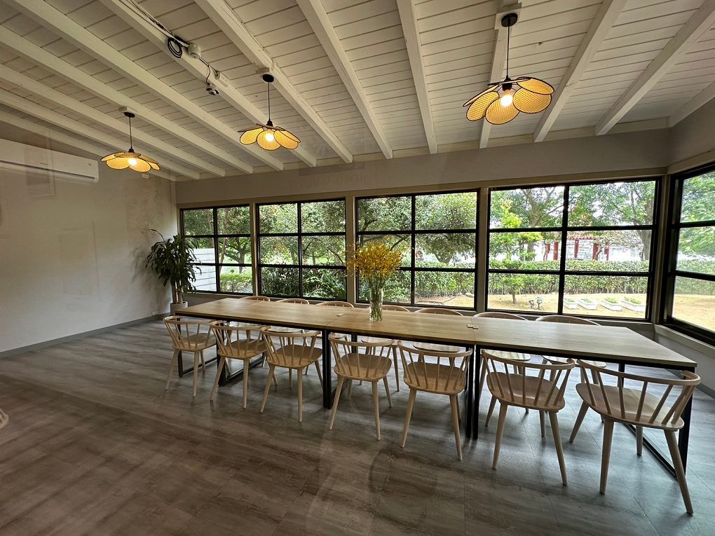 【桃園龍潭景觀咖啡廳推薦】The畔cafe&#038;dining 一百坪的空間裡，以歐式風格的設計為主軸，白色的牆壁及裝潢配上原木色調的桌椅，漂亮的植物、花草穿插其中&#8230;美極了！ @貝大小姐的多元心宇宙