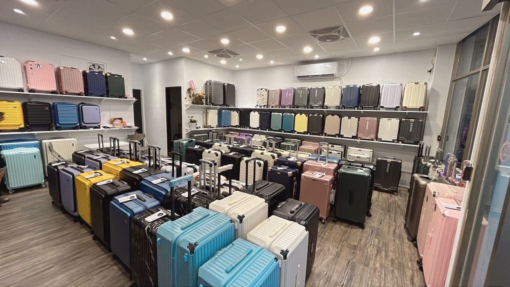 【內湖行李箱推薦】黑箱作業 行李箱專賣店 內湖  一年保固、十年保修！這樣的售後服務大概只有黑箱作業行李箱專賣店敢這麼說吧！深深覺得在這裡買行李箱就是很有保障！ @貝大小姐的多元心宇宙