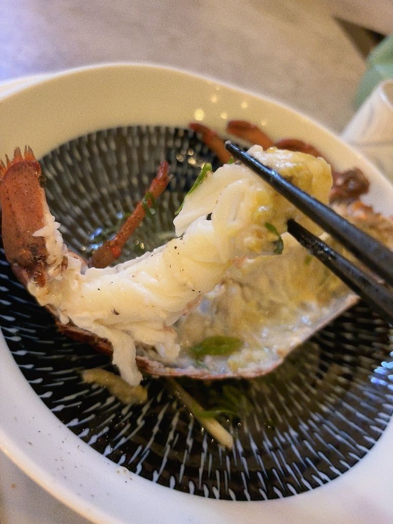 【桃園日式無菜單料理】宗初食堂 日式無菜單料理 桃園分店 1380元的套餐可以吃到活體龍蝦，這CP值也太高了吧！ @貝大小姐的多元心宇宙