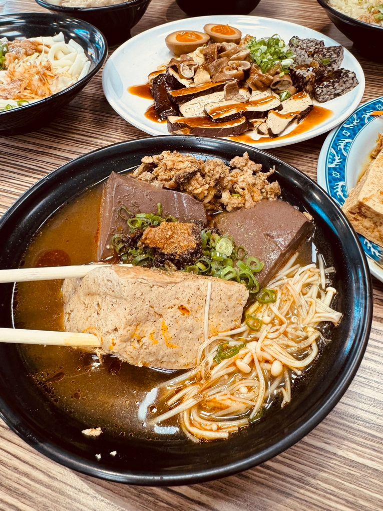 【彰化溪湖美食推薦】林家南投意麵 彰化溪湖在地的老字號店家，吃飯、吃麵、喝湯、吃臭豆腐、吃滷味&#8230;想吃什麼就點什麼，滿足一家大小的胃口！ @貝大小姐的多元心宇宙