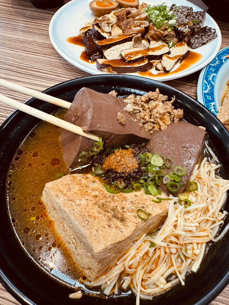 【彰化溪湖美食推薦】林家南投意麵 彰化溪湖在地的老字號店家，吃飯、吃麵、喝湯、吃臭豆腐、吃滷味&#8230;想吃什麼就點什麼，滿足一家大小的胃口！ @貝大小姐的多元心宇宙