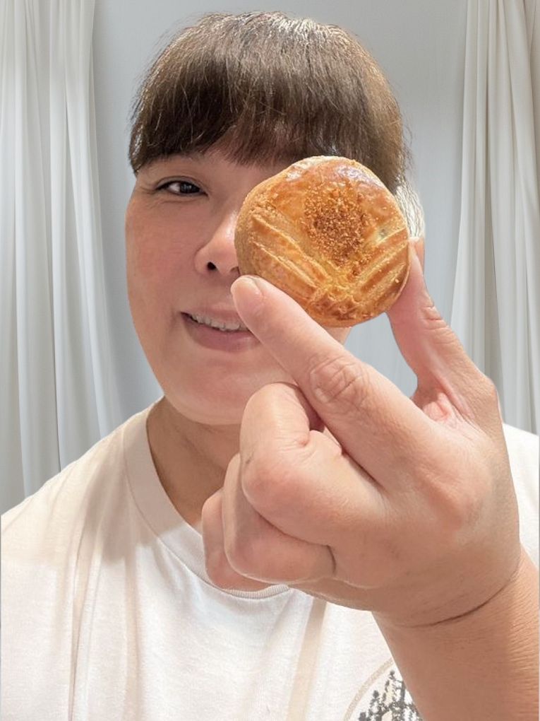 【網購中秋禮盒推薦】魚香涎 霸月烏金禮盒 烏金月華燒｜烏金布列塔尼 愛馬仕黃色的華麗包裝設計，就連手提袋都超精緻，拆開包裝一顆顆包裝精美的烏金月餅閃閃發亮著！ @貝大小姐的多元心宇宙