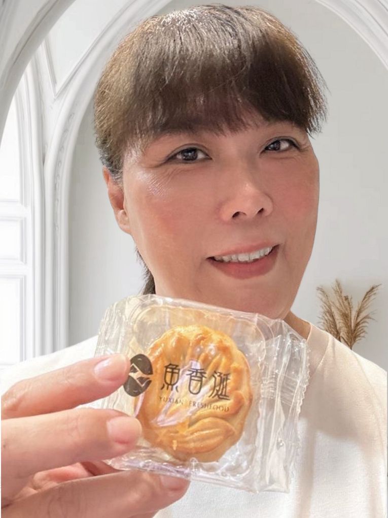 【網購中秋禮盒推薦】魚香涎 霸月烏金禮盒 烏金月華燒｜烏金布列塔尼 愛馬仕黃色的華麗包裝設計，就連手提袋都超精緻，拆開包裝一顆顆包裝精美的烏金月餅閃閃發亮著！ @貝大小姐的多元心宇宙