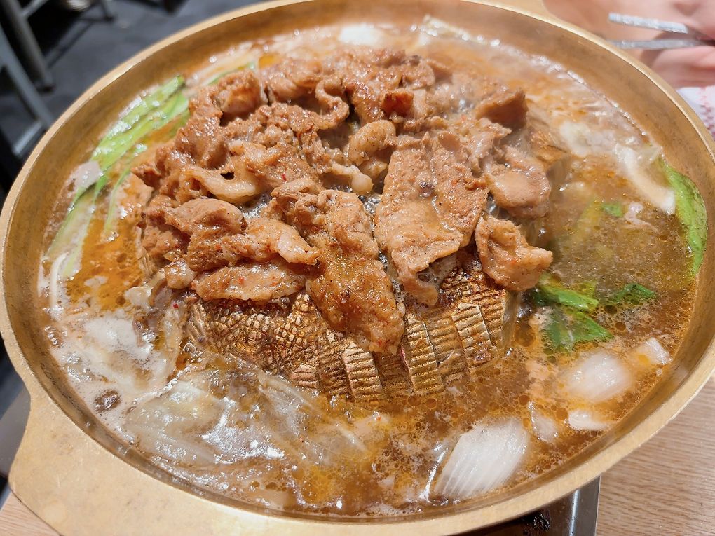 【台北中山區 韓式燒肉吃到飽推薦】OKAY韓國烤肉 499吃到飽CP值超高，不僅有道地的韓式燒烤豬五花及春川辣炒雞，更有最新的韓式銅盤牛肉，都可以大大滿足你想怒吃一波的念頭！ @貝大小姐的多元心宇宙