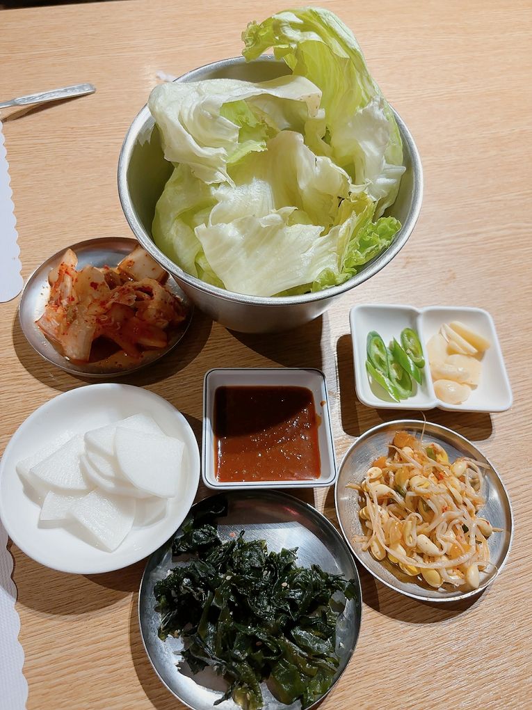 【台北中山區 韓式燒肉吃到飽推薦】OKAY韓國烤肉 499吃到飽CP值超高，不僅有道地的韓式燒烤豬五花及春川辣炒雞，更有最新的韓式銅盤牛肉，都可以大大滿足你想怒吃一波的念頭！ @貝大小姐的多元心宇宙
