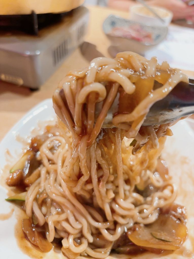 【台北中山區 韓式燒肉吃到飽推薦】OKAY韓國烤肉 499吃到飽CP值超高，不僅有道地的韓式燒烤豬五花及春川辣炒雞，更有最新的韓式銅盤牛肉，都可以大大滿足你想怒吃一波的念頭！ @貝大小姐的多元心宇宙