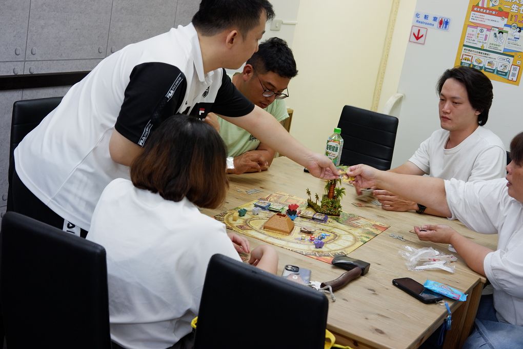 【松山區桌遊推薦】飛鷹桌遊 店內有高達400多種桌遊，且時時更新最新版本，提供玩家舒適與寬敞的休閒空間！ @貝大小姐的多元心宇宙