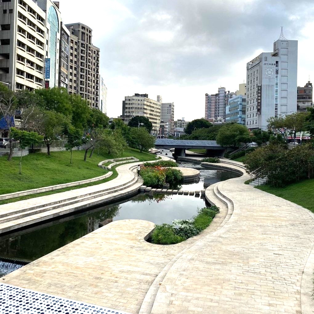 【台中中區住宿推薦】沫秋立柳川行旅 正對面就是柳川水岸步道，美麗的柳川不論是清晨或是黑夜都有它迷人之處！ @貝大小姐的多元心宇宙