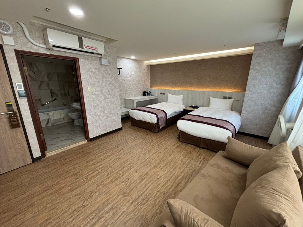 【台中中區住宿推薦】沫秋立柳川行旅 正對面就是柳川水岸步道，美麗的柳川不論是清晨或是黑夜都有它迷人之處！ @貝大小姐的多元心宇宙