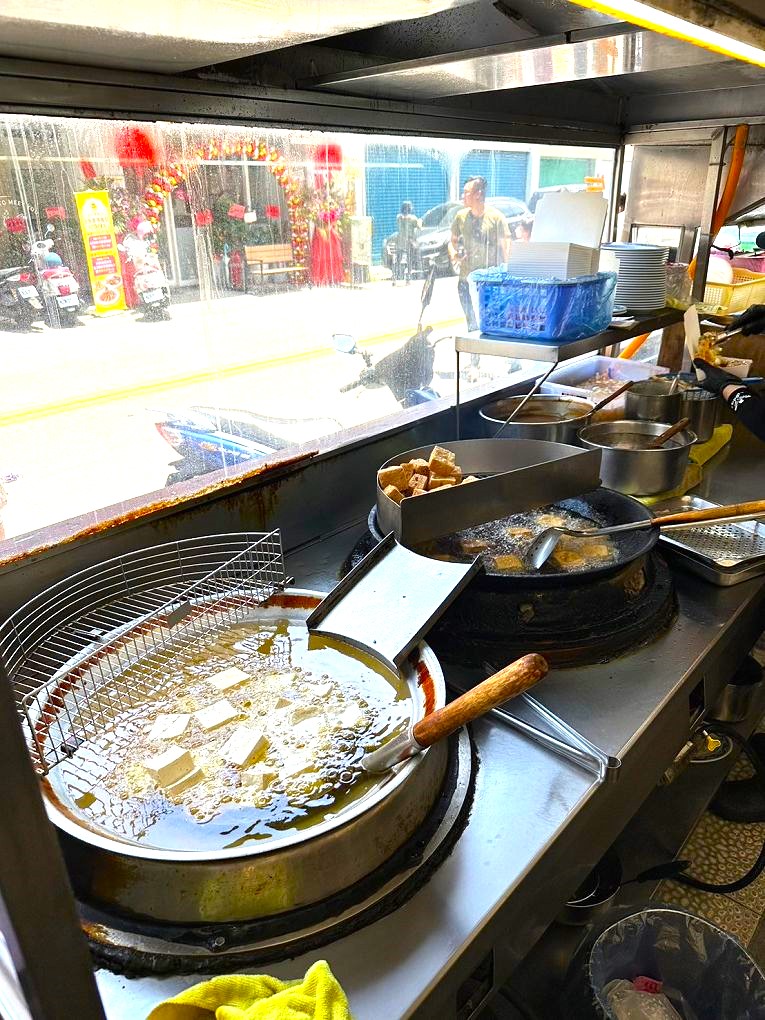 【彰化溪湖美食推薦】林家南投意麵 彰化溪湖在地的老字號店家，吃飯、吃麵、喝湯、吃臭豆腐、吃滷味&#8230;想吃什麼就點什麼，滿足一家大小的胃口！ @貝大小姐的多元心宇宙