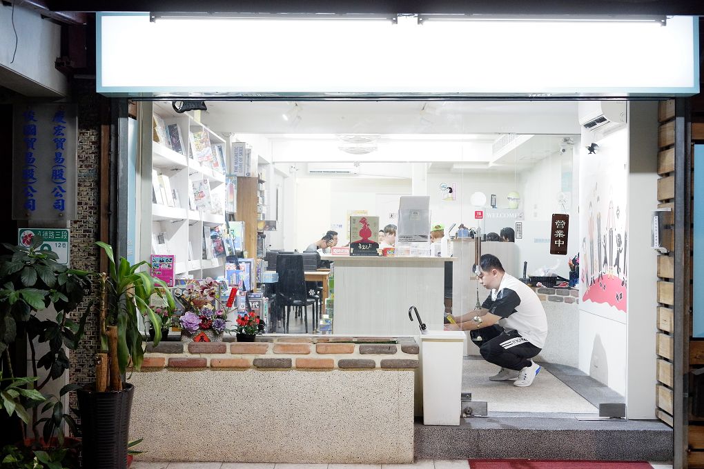【松山區桌遊推薦】飛鷹桌遊 店內有高達400多種桌遊，且時時更新最新版本，提供玩家舒適與寬敞的休閒空間！ @貝大小姐的多元心宇宙