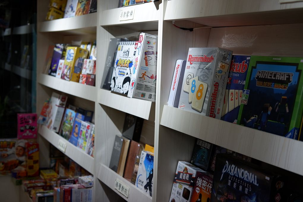 【松山區桌遊推薦】飛鷹桌遊 店內有高達400多種桌遊，且時時更新最新版本，提供玩家舒適與寬敞的休閒空間！ @貝大小姐的多元心宇宙