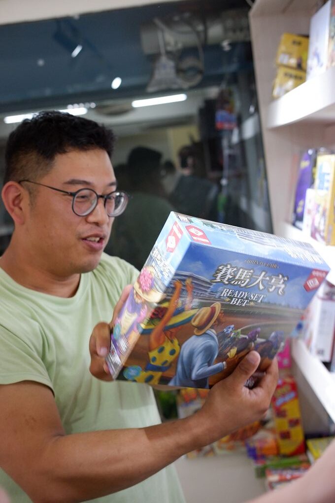 【松山區桌遊推薦】飛鷹桌遊 店內有高達400多種桌遊，且時時更新最新版本，提供玩家舒適與寬敞的休閒空間！ @貝大小姐的多元心宇宙