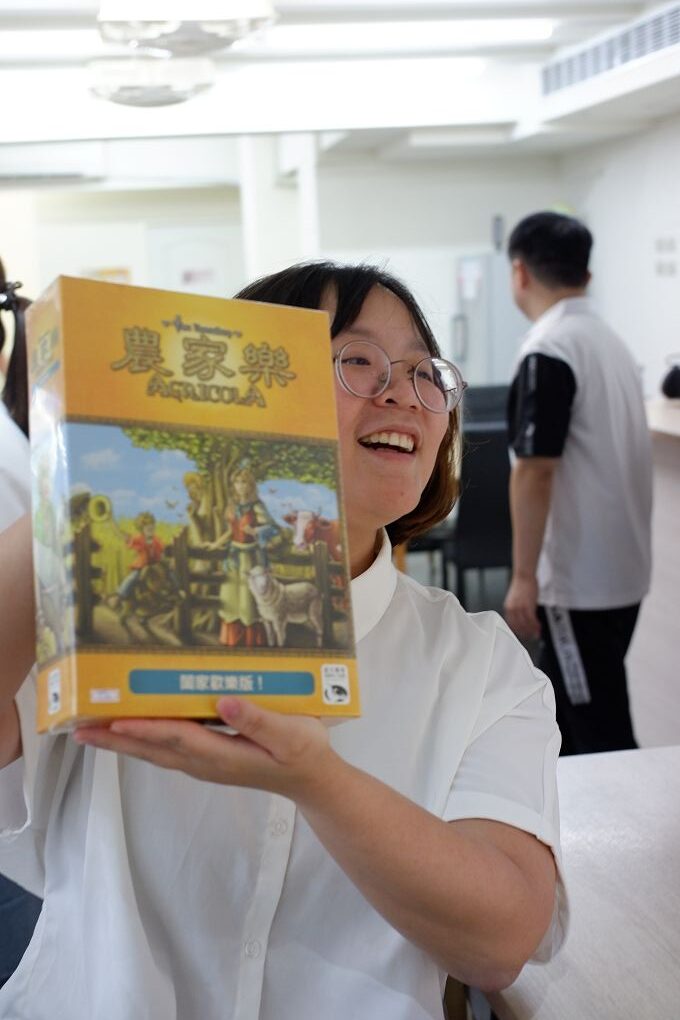 【松山區桌遊推薦】飛鷹桌遊 店內有高達400多種桌遊，且時時更新最新版本，提供玩家舒適與寬敞的休閒空間！ @貝大小姐的多元心宇宙