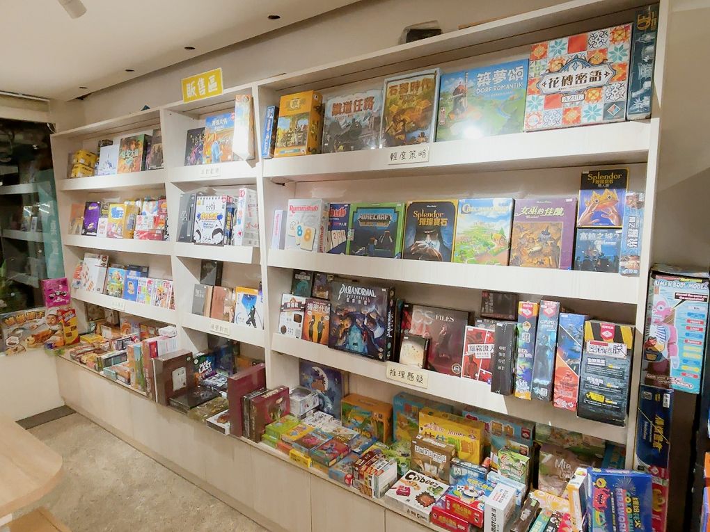 【松山區桌遊推薦】飛鷹桌遊 店內有高達400多種桌遊，且時時更新最新版本，提供玩家舒適與寬敞的休閒空間！ @貝大小姐的多元心宇宙