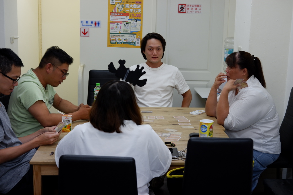 【松山區桌遊推薦】飛鷹桌遊 店內有高達400多種桌遊，且時時更新最新版本，提供玩家舒適與寬敞的休閒空間！ @貝大小姐的多元心宇宙
