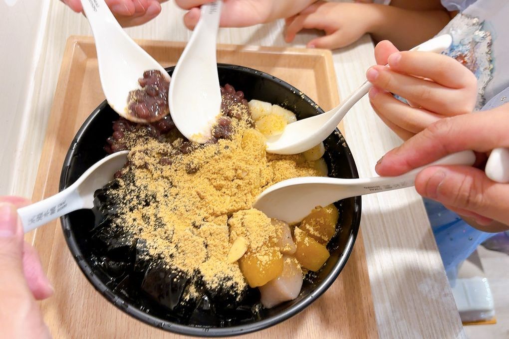 【三重 手工豆花 甜品店推薦】滿溢本舖三重正義店 不論你想溜小孩、約會或是帶著回憶兒時的心情，在這裡品嚐一碗滿滿古早味手工豆花及各式甜品，讓你得到最大的滿足！ @貝大小姐的多元心宇宙