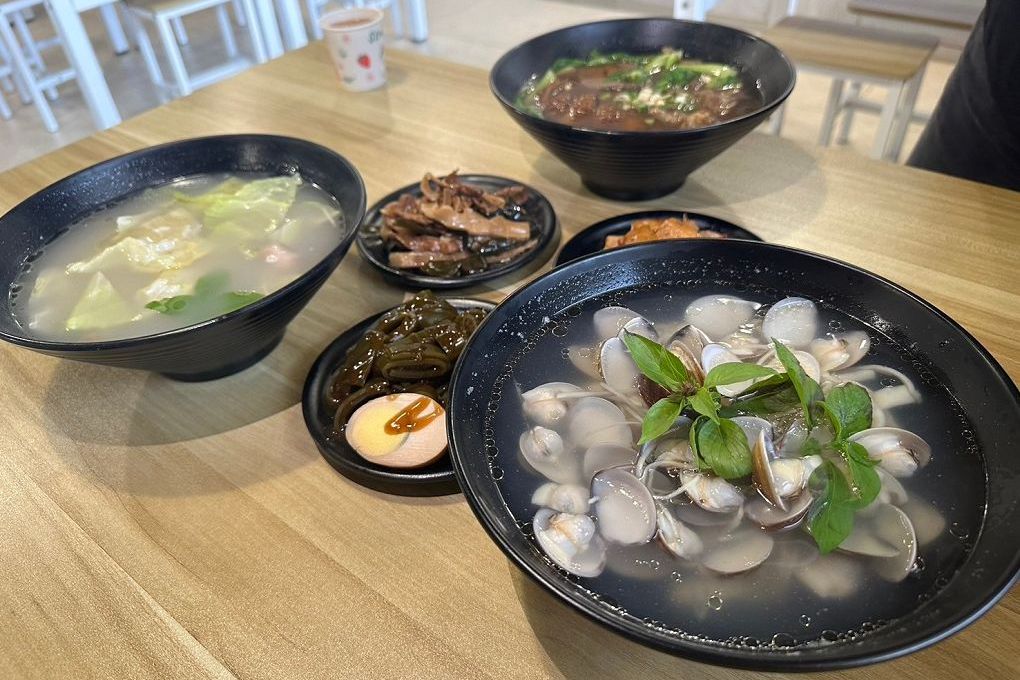 【中原大學 中壢牛肉麵推薦】鍾小勤麵食館  有著各式美味的餐點，同時還提供了免費的紅茶及豆花，這麼佛心的店值得帶著家人、好友一起品嚐！ @貝大小姐的多元心宇宙