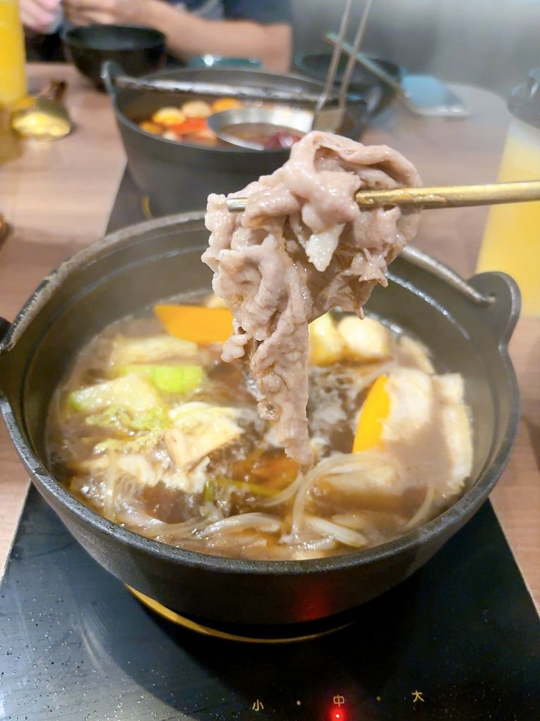 【蘆竹火鍋/鍋物 聚餐餐廳】金蒔鍋物 桃園大竹總店 肉品、食材、湯頭都非常有水準，還有自助吧吃到飽，CP超高，快帶著家人朋友一起來金蒔，度過美好金時！ @貝大小姐的多元心宇宙