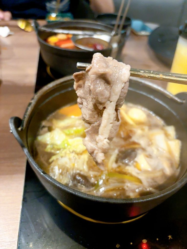 【蘆竹火鍋/鍋物 聚餐餐廳】金蒔鍋物 桃園大竹總店 肉品、食材、湯頭都非常有水準，還有自助吧吃到飽，CP超高，快帶著家人朋友一起來金蒔，度過美好金時！ @貝大小姐的多元心宇宙