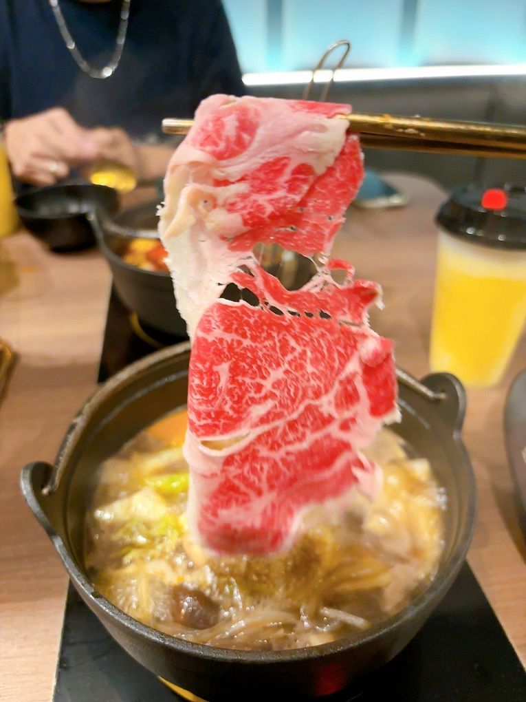 【蘆竹火鍋/鍋物 聚餐餐廳】金蒔鍋物 桃園大竹總店 肉品、食材、湯頭都非常有水準，還有自助吧吃到飽，CP超高，快帶著家人朋友一起來金蒔，度過美好金時！ @貝大小姐的多元心宇宙