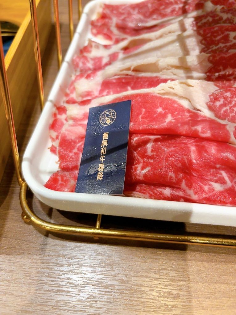 【蘆竹火鍋/鍋物 聚餐餐廳】金蒔鍋物 桃園大竹總店 肉品、食材、湯頭都非常有水準，還有自助吧吃到飽，CP超高，快帶著家人朋友一起來金蒔，度過美好金時！ @貝大小姐的多元心宇宙