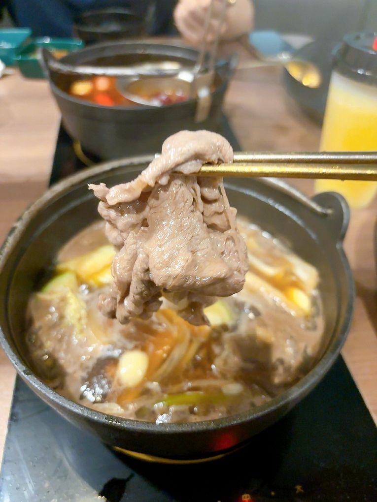 【蘆竹火鍋/鍋物 聚餐餐廳】金蒔鍋物 桃園大竹總店 肉品、食材、湯頭都非常有水準，還有自助吧吃到飽，CP超高，快帶著家人朋友一起來金蒔，度過美好金時！ @貝大小姐的多元心宇宙