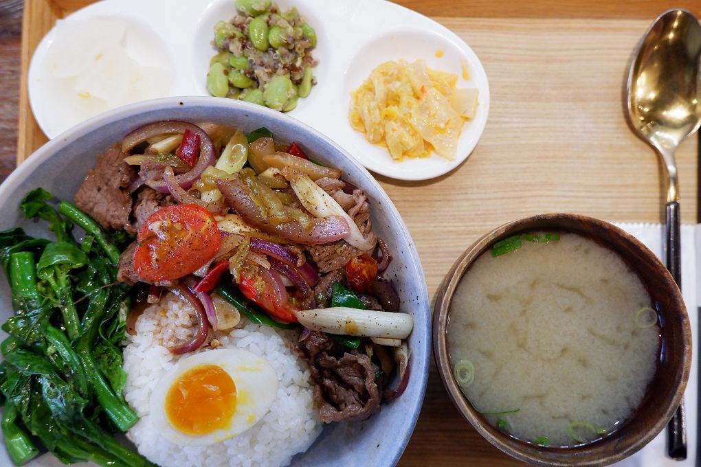 【信義區台菜茶鋪】永心鳳茶 微風信義店 結合台灣早期建築文化為店內裝潢亮點，有最美台茶沙龍之稱，彷彿從書架上取下的精裝書！ @貝大小姐的多元心宇宙