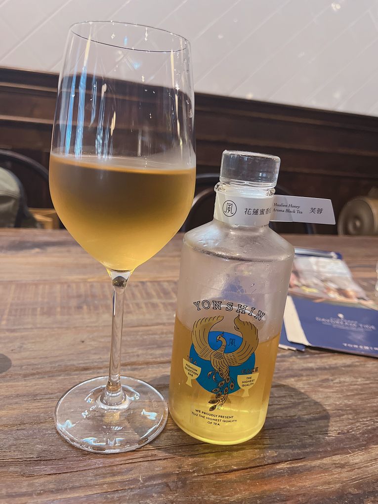 【信義區台菜茶鋪】永心鳳茶 微風信義店 結合台灣早期建築文化為店內裝潢亮點，有最美台茶沙龍之稱，彷彿從書架上取下的精裝書！ @貝大小姐的多元心宇宙