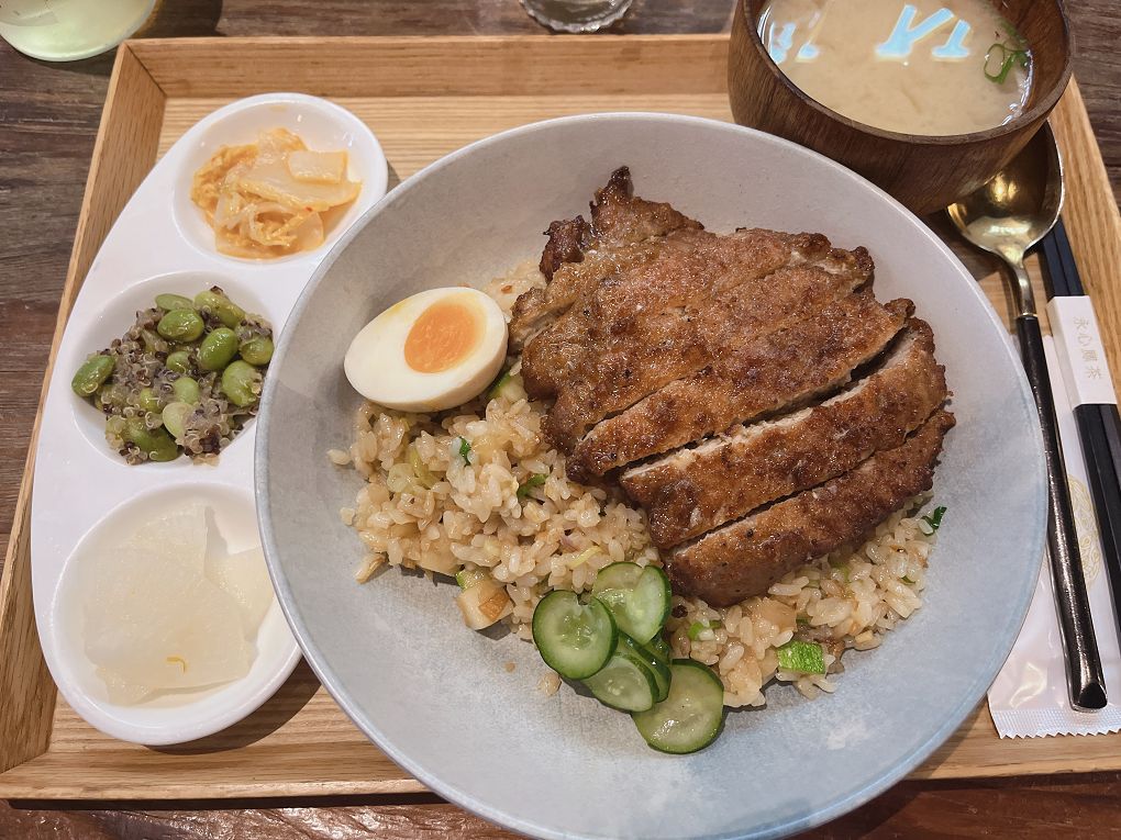 【信義區台菜茶鋪】永心鳳茶 微風信義店 結合台灣早期建築文化為店內裝潢亮點，有最美台茶沙龍之稱，彷彿從書架上取下的精裝書！ @貝大小姐的多元心宇宙