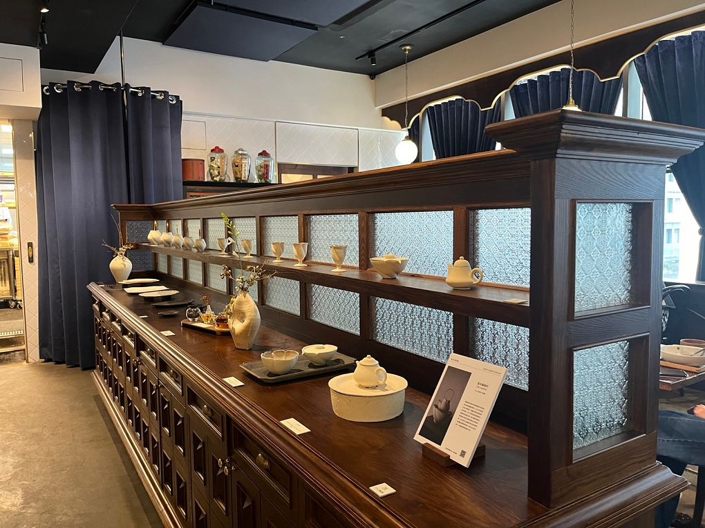 【信義區台菜茶鋪】永心鳳茶 微風信義店 結合台灣早期建築文化為店內裝潢亮點，有最美台茶沙龍之稱，彷彿從書架上取下的精裝書！ @貝大小姐的多元心宇宙