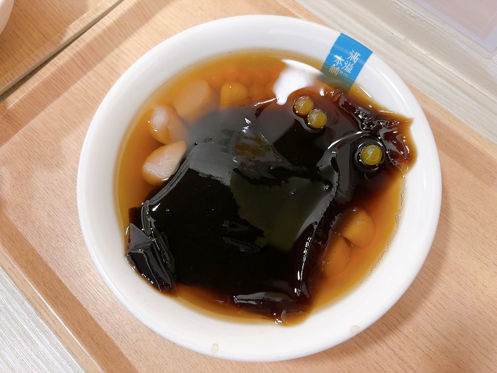【三重 手工豆花 甜品店推薦】滿溢本舖三重正義店 不論你想溜小孩、約會或是帶著回憶兒時的心情，在這裡品嚐一碗滿滿古早味手工豆花及各式甜品，讓你得到最大的滿足！ @貝大小姐的多元心宇宙