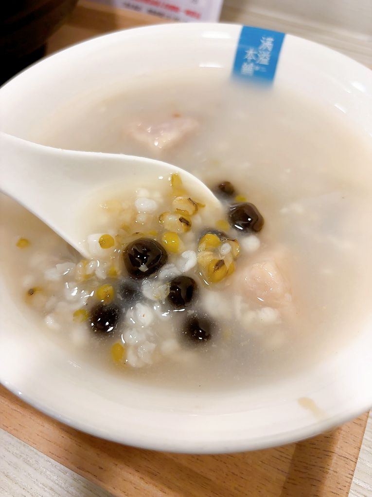 【三重 手工豆花 甜品店推薦】滿溢本舖三重正義店 不論你想溜小孩、約會或是帶著回憶兒時的心情，在這裡品嚐一碗滿滿古早味手工豆花及各式甜品，讓你得到最大的滿足！ @貝大小姐的多元心宇宙