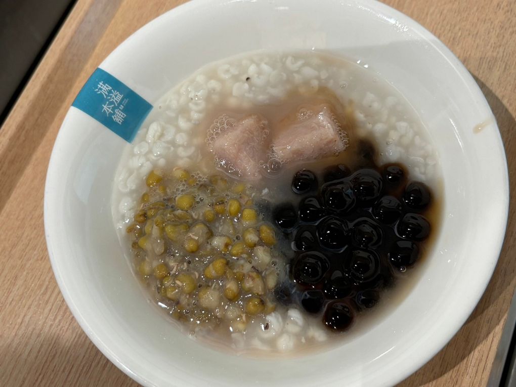 【三重 手工豆花 甜品店推薦】滿溢本舖三重正義店 不論你想溜小孩、約會或是帶著回憶兒時的心情，在這裡品嚐一碗滿滿古早味手工豆花及各式甜品，讓你得到最大的滿足！ @貝大小姐的多元心宇宙