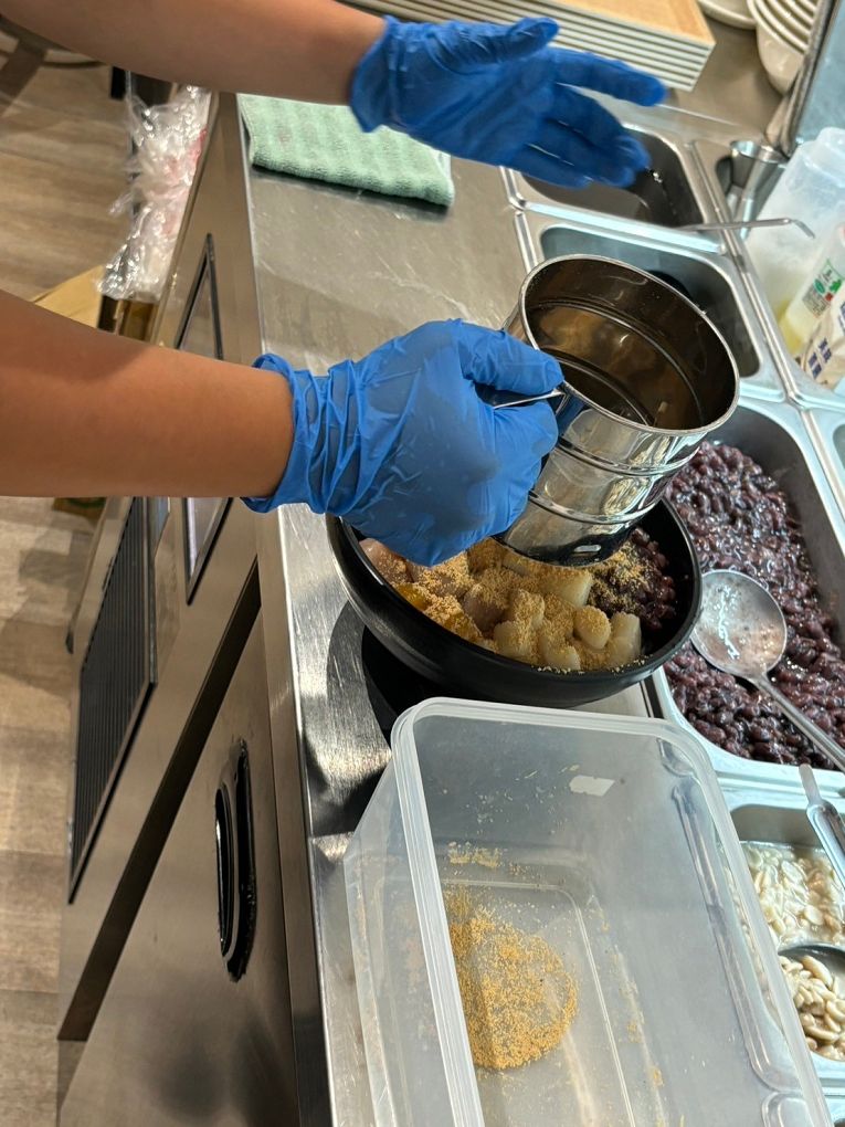 【三重 手工豆花 甜品店推薦】滿溢本舖三重正義店 不論你想溜小孩、約會或是帶著回憶兒時的心情，在這裡品嚐一碗滿滿古早味手工豆花及各式甜品，讓你得到最大的滿足！ @貝大小姐的多元心宇宙