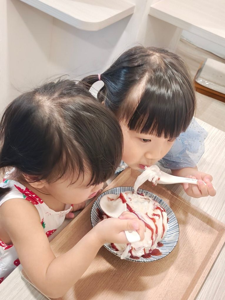 【三重 手工豆花 甜品店推薦】滿溢本舖三重正義店 不論你想溜小孩、約會或是帶著回憶兒時的心情，在這裡品嚐一碗滿滿古早味手工豆花及各式甜品，讓你得到最大的滿足！ @貝大小姐的多元心宇宙