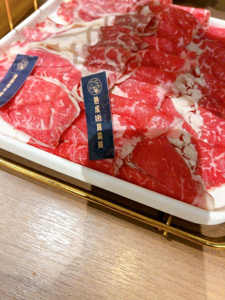 【蘆竹火鍋/鍋物 聚餐餐廳】金蒔鍋物 桃園大竹總店 肉品、食材、湯頭都非常有水準，還有自助吧吃到飽，CP超高，快帶著家人朋友一起來金蒔，度過美好金時！ @貝大小姐的多元心宇宙