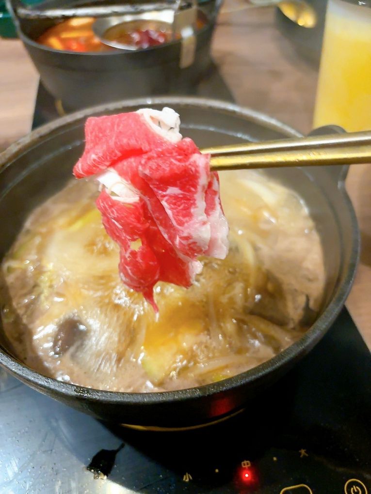 【蘆竹火鍋/鍋物 聚餐餐廳】金蒔鍋物 桃園大竹總店 肉品、食材、湯頭都非常有水準，還有自助吧吃到飽，CP超高，快帶著家人朋友一起來金蒔，度過美好金時！ @貝大小姐的多元心宇宙