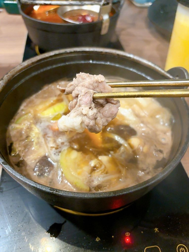 【蘆竹火鍋/鍋物 聚餐餐廳】金蒔鍋物 桃園大竹總店 肉品、食材、湯頭都非常有水準，還有自助吧吃到飽，CP超高，快帶著家人朋友一起來金蒔，度過美好金時！ @貝大小姐的多元心宇宙