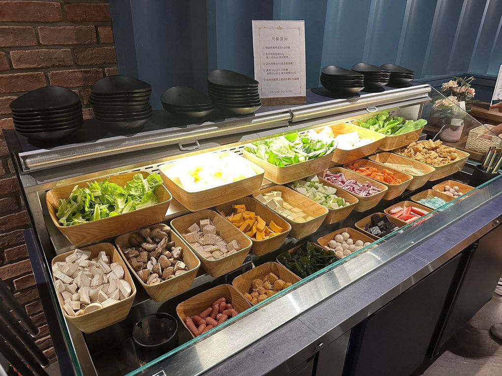 【蘆竹火鍋/鍋物 聚餐餐廳】金蒔鍋物 桃園大竹總店 肉品、食材、湯頭都非常有水準，還有自助吧吃到飽，CP超高，快帶著家人朋友一起來金蒔，度過美好金時！ @貝大小姐的多元心宇宙