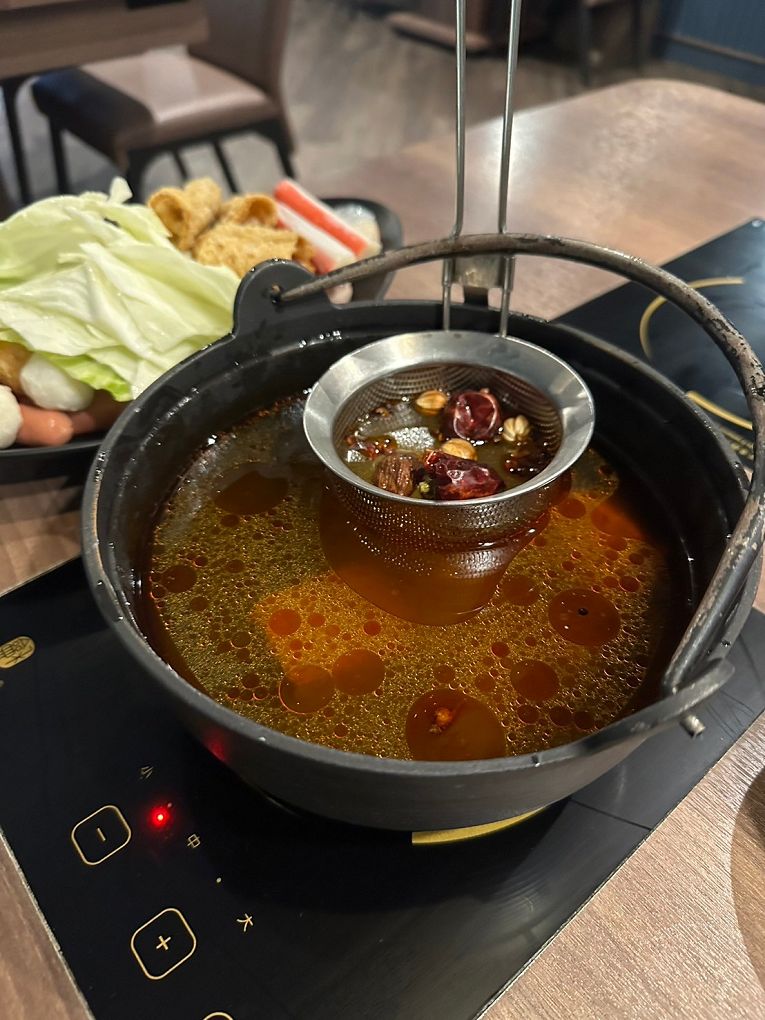 【蘆竹火鍋/鍋物 聚餐餐廳】金蒔鍋物 桃園大竹總店 肉品、食材、湯頭都非常有水準，還有自助吧吃到飽，CP超高，快帶著家人朋友一起來金蒔，度過美好金時！ @貝大小姐的多元心宇宙