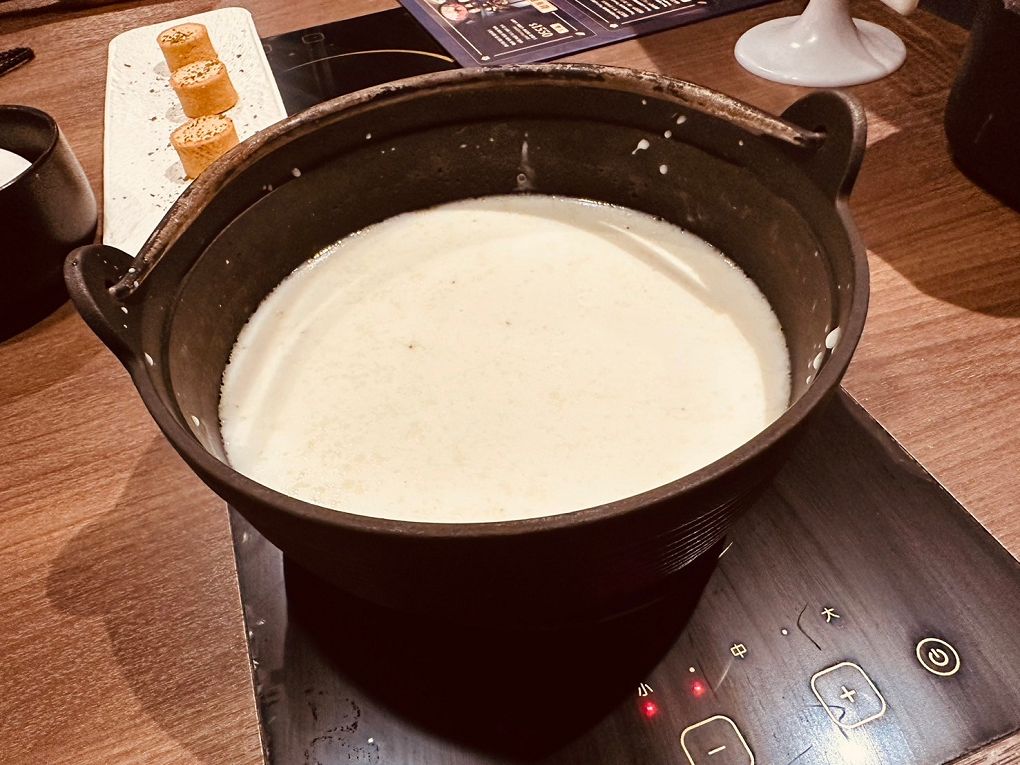 【蘆竹火鍋/鍋物 聚餐餐廳】金蒔鍋物 桃園大竹總店 肉品、食材、湯頭都非常有水準，還有自助吧吃到飽，CP超高，快帶著家人朋友一起來金蒔，度過美好金時！ @貝大小姐的多元心宇宙