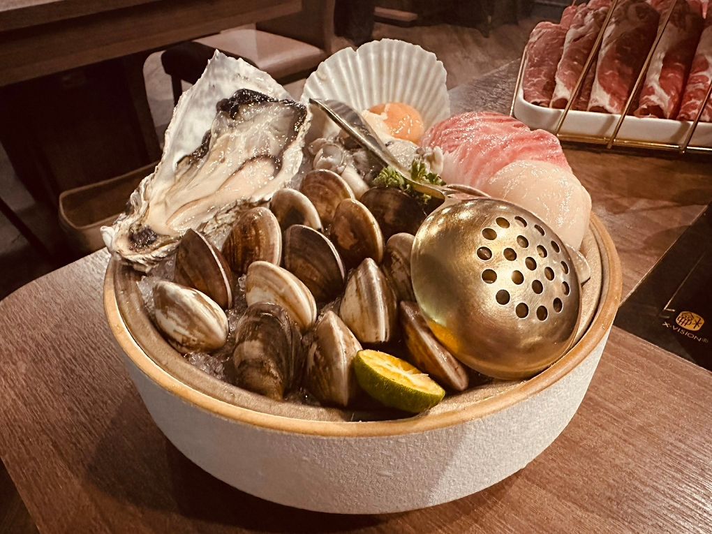 【蘆竹火鍋/鍋物 聚餐餐廳】金蒔鍋物 桃園大竹總店 肉品、食材、湯頭都非常有水準，還有自助吧吃到飽，CP超高，快帶著家人朋友一起來金蒔，度過美好金時！ @貝大小姐的多元心宇宙
