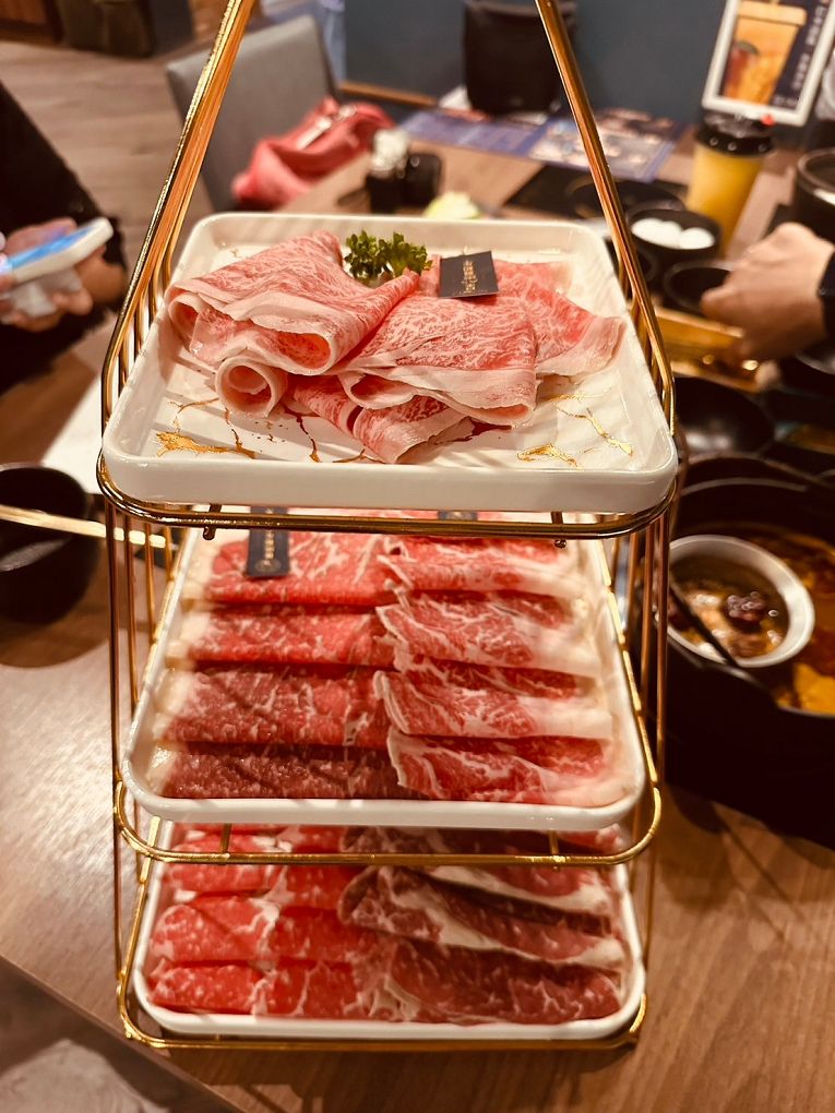 【蘆竹火鍋/鍋物 聚餐餐廳】金蒔鍋物 桃園大竹總店 肉品、食材、湯頭都非常有水準，還有自助吧吃到飽，CP超高，快帶著家人朋友一起來金蒔，度過美好金時！ @貝大小姐的多元心宇宙