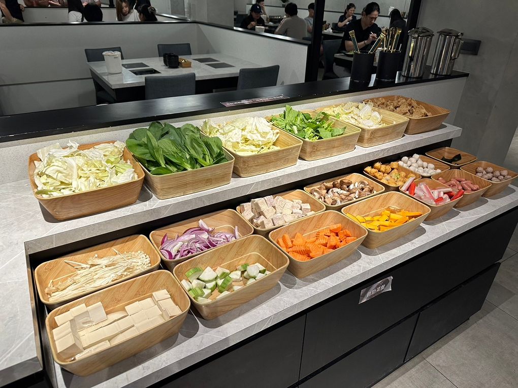 【蘆竹火鍋/鍋物 聚餐餐廳】金蒔鍋物 桃園大竹總店 肉品、食材、湯頭都非常有水準，還有自助吧吃到飽，CP超高，快帶著家人朋友一起來金蒔，度過美好金時！ @貝大小姐的多元心宇宙