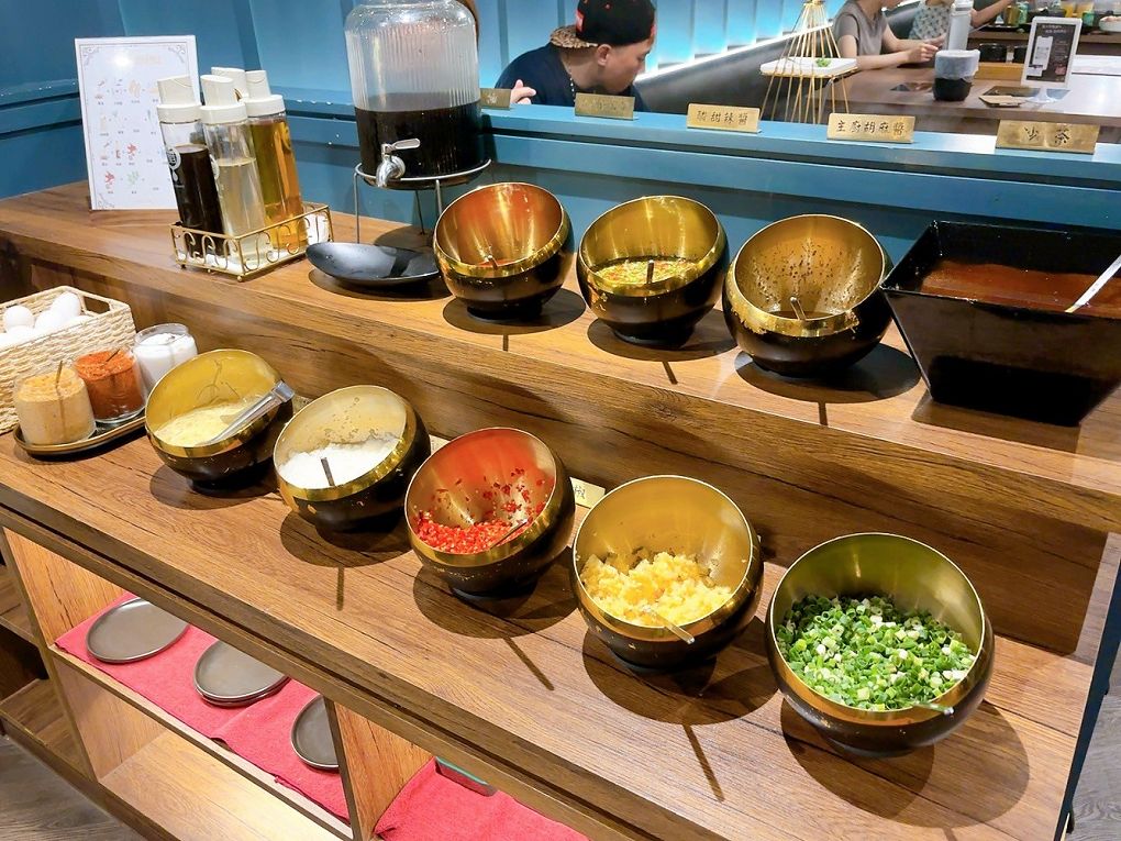 【蘆竹火鍋/鍋物 聚餐餐廳】金蒔鍋物 桃園大竹總店 肉品、食材、湯頭都非常有水準，還有自助吧吃到飽，CP超高，快帶著家人朋友一起來金蒔，度過美好金時！ @貝大小姐的多元心宇宙