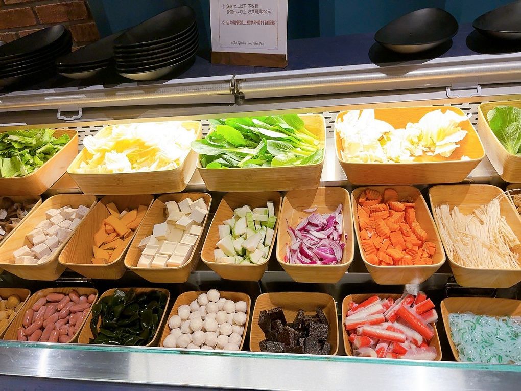 【蘆竹火鍋/鍋物 聚餐餐廳】金蒔鍋物 桃園大竹總店 肉品、食材、湯頭都非常有水準，還有自助吧吃到飽，CP超高，快帶著家人朋友一起來金蒔，度過美好金時！ @貝大小姐的多元心宇宙