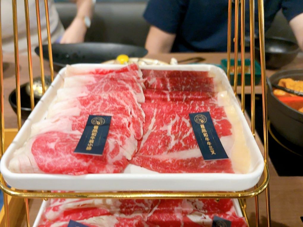 【蘆竹火鍋/鍋物 聚餐餐廳】金蒔鍋物 桃園大竹總店 肉品、食材、湯頭都非常有水準，還有自助吧吃到飽，CP超高，快帶著家人朋友一起來金蒔，度過美好金時！ @貝大小姐的多元心宇宙